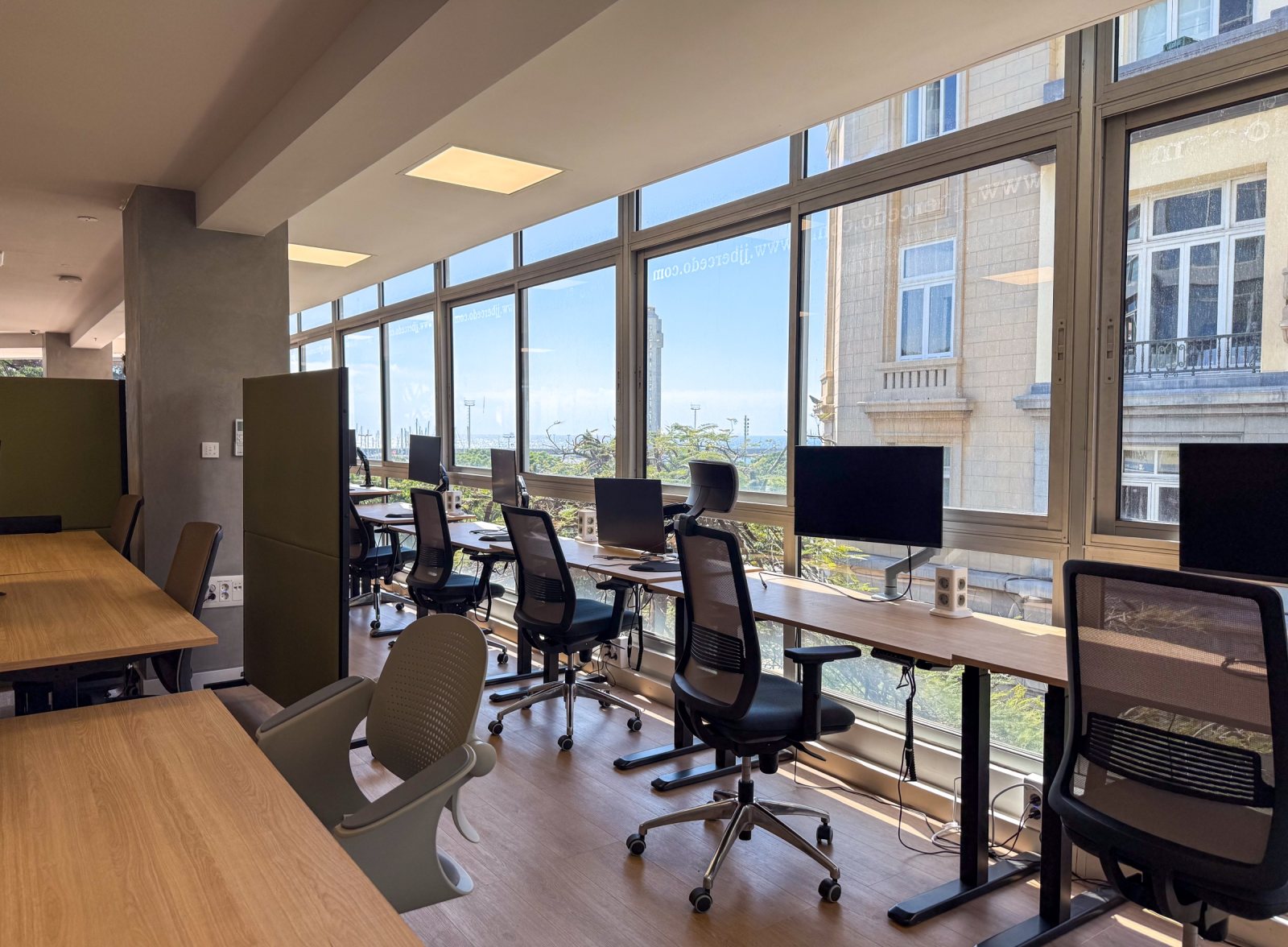 Cabines acoustiques en coworking : confidentialité, concentration et meilleurs appels vidéo