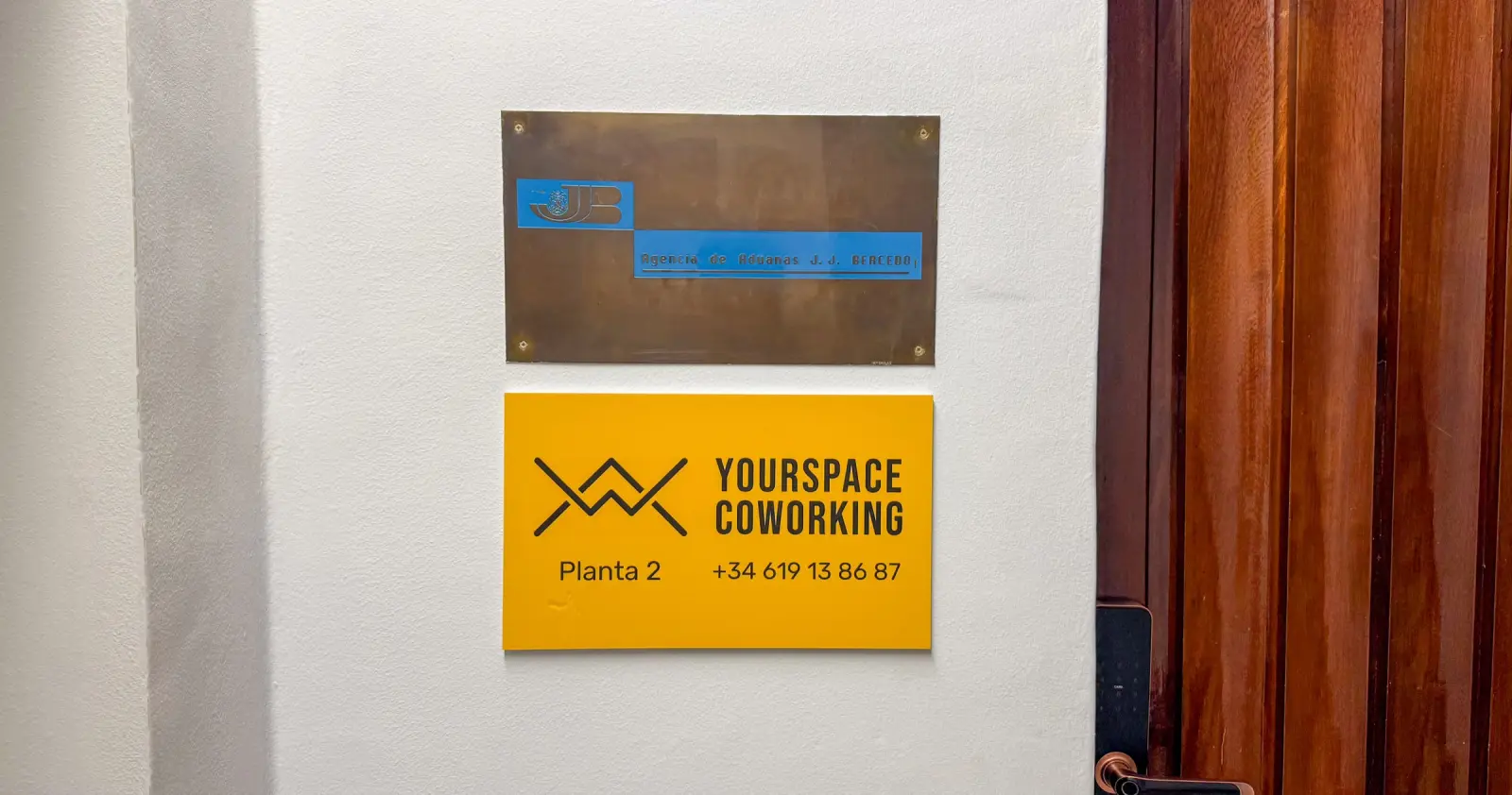 Entrada al coworking · Acceso directo a la Planta 2, señalizado para llegar sin complicaciones.