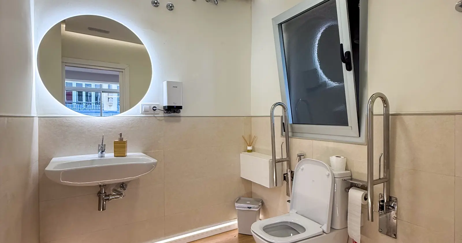 Baño accesible · Aseo amplio y adaptado, cuidado hasta el último detalle.