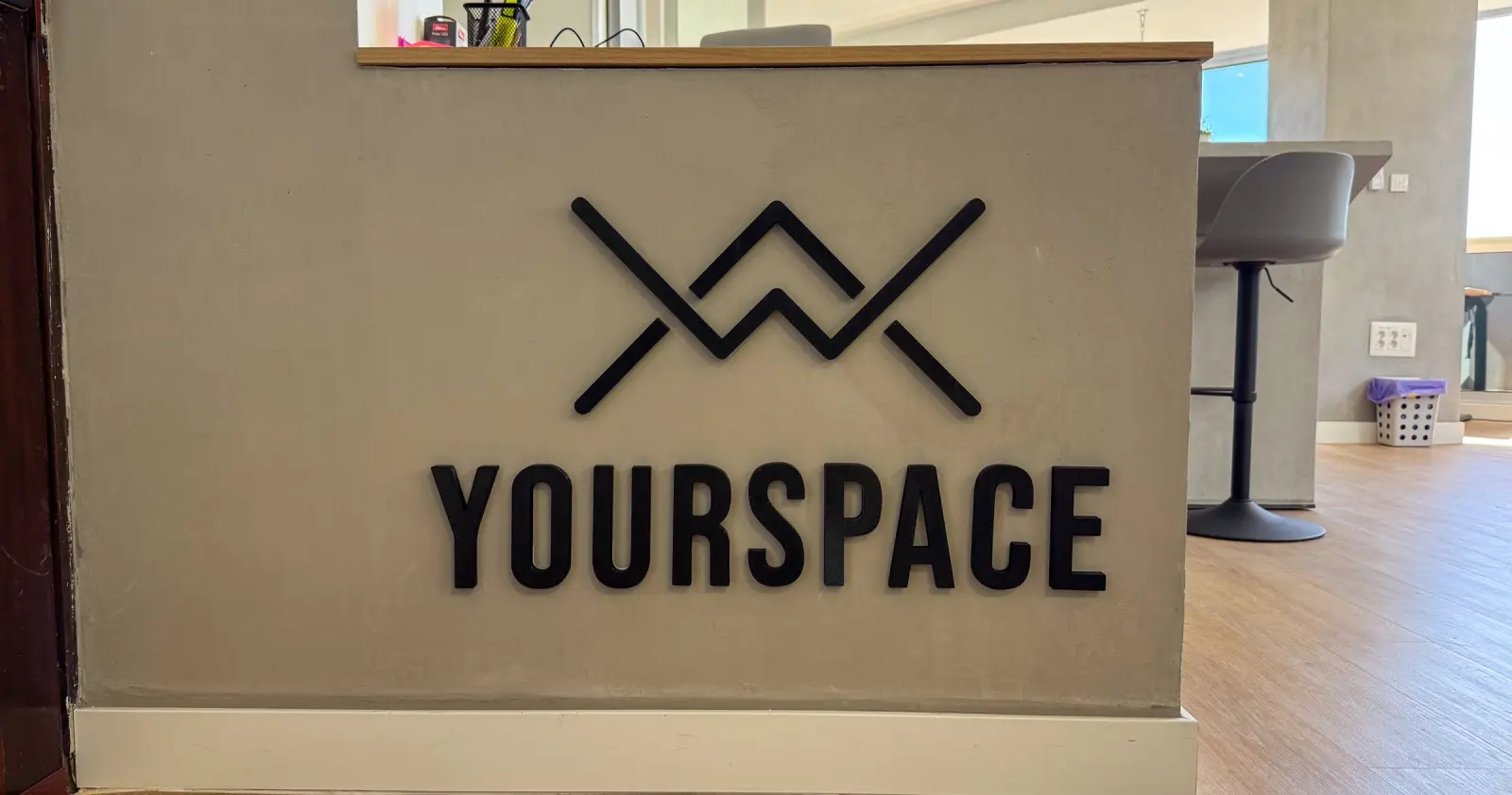 Recepción YOURSPACE · La entrada al espacio, con identidad clara y una bienvenida profesional.