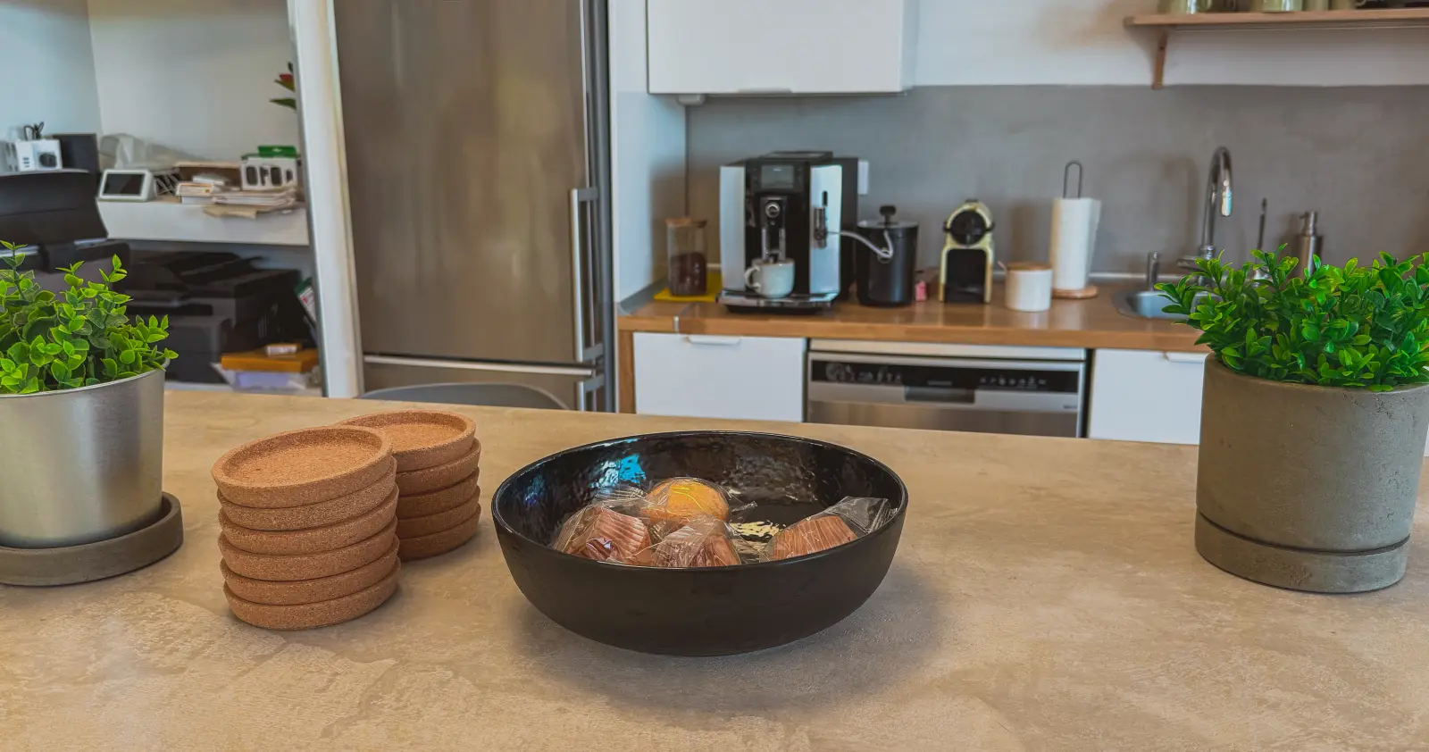 Cocina equipada · Cafetera, nevera y todo lo necesario para una pausa cómoda sin salir del coworking.
