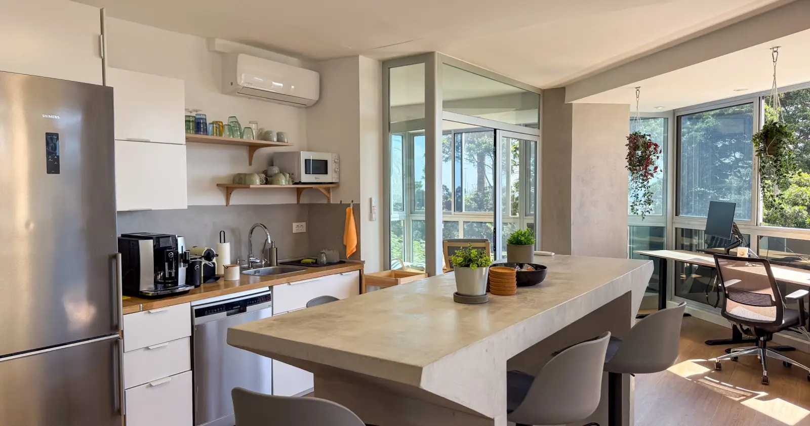 Cocina abierta · Una zona común cuidada, luminosa y cómoda para compartir el día.