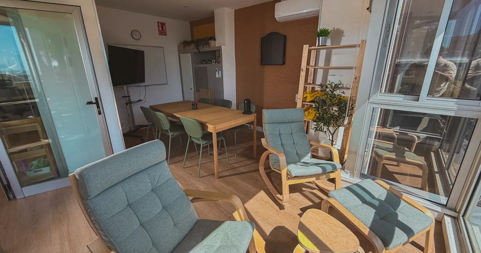 Zona de descanso · Sofás, cocina equipada y mesa común para desconectar entre tareas.