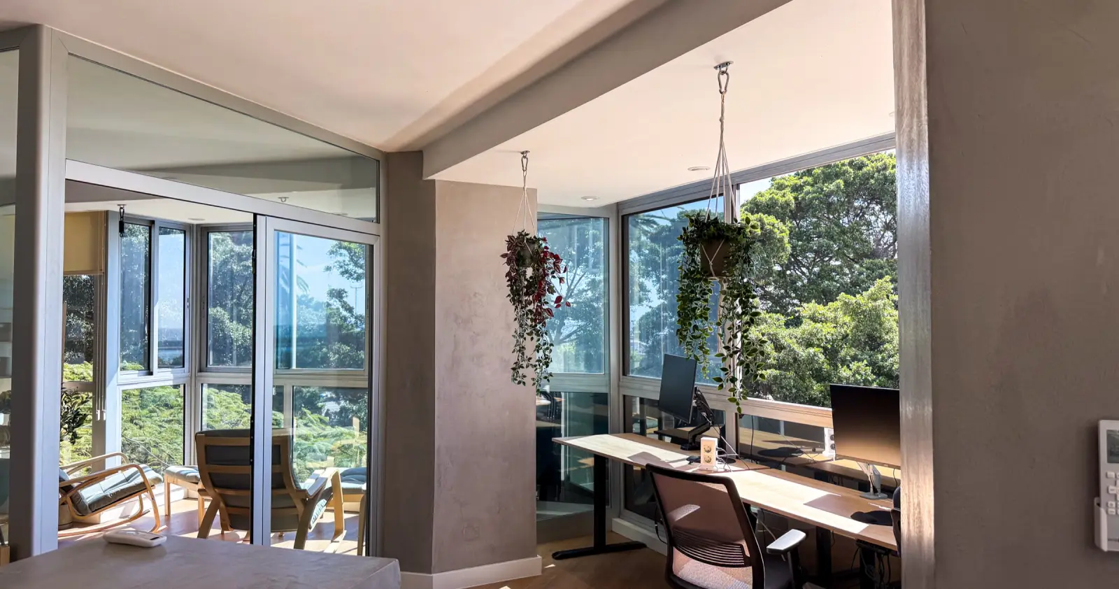 Sala y zona lounge · Un encuadre amplio de la sala de reuniones, la zona de descanso y los puestos más tranquilos.