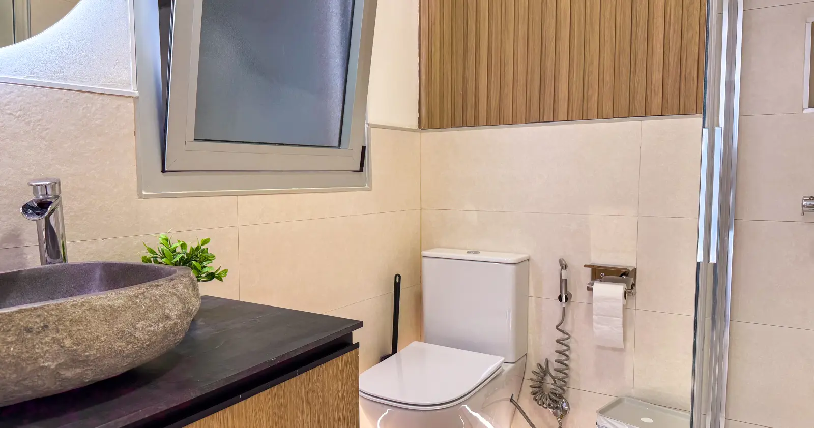 Baño · Aseo moderno y cuidado hasta el último detalle.