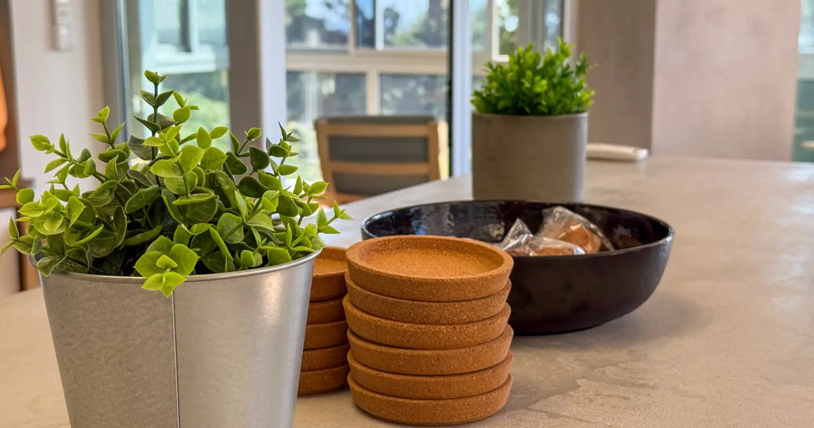 Detalles que hacen espacio · Texturas, plantas y luz para que el coworking se sienta cercano.