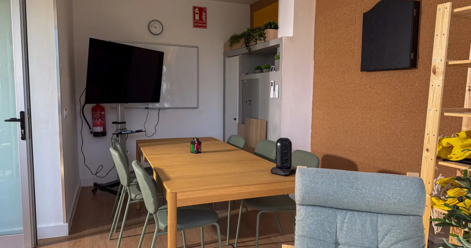 Reuniones profesionales · Mesa, pantalla y privacidad para reuniones importantes en el centro.