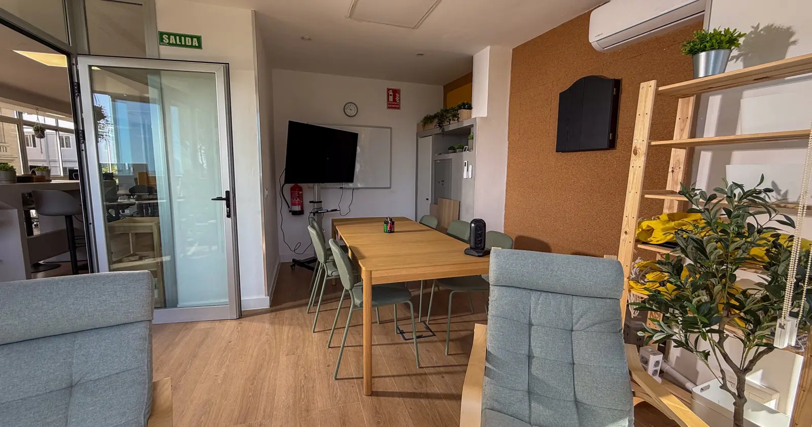 Sala de reuniones · Espacio preparado para reuniones, entrevistas, formación y videollamadas.
