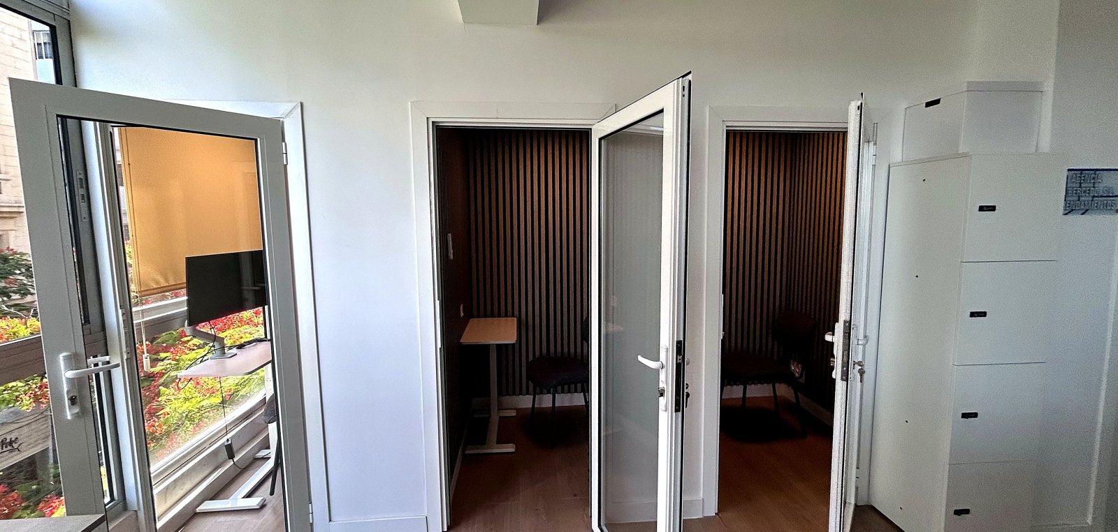 Cabinas insonorizadas para llamadas privadas en un coworking