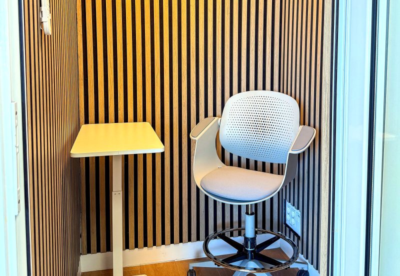 Cabina acústica con mesa y silla
