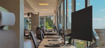 Coworking con factura: cuándo puede deducirse como gasto profesional en Canarias